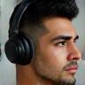 Foto de Luiz Costa, com fones de ouvido